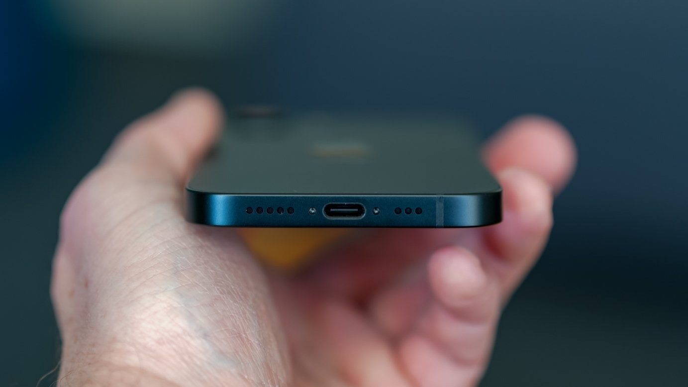 Conector de carga limpo e substituído depois do reparo